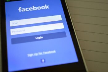 Facebook myöntää seuraavansa