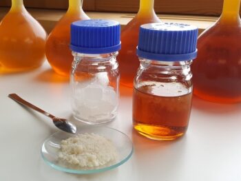 Vedessä etualalla olevasta nanosellusta syntyy läpikuultava geeli.