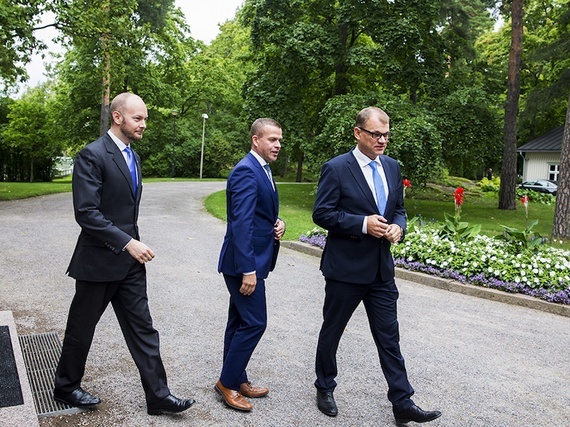 Arkistokuvassa sinisten puheenjohtaja Sampo Terho, kokoomuksen puheenjohtaja Petteri Orpo ja keskustan puheenjohtaja Juha Sipilä.Kuva: Petteri Paalasmaa