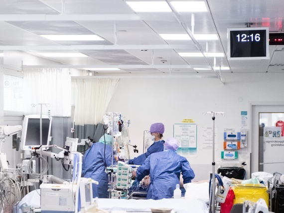 Uusi virus ihmetyttää. Koronaviruksen aiheuttaman, hengitystieinfektiona tunnetun Covid-19-taudin erilaiset, vakavat oireet askarruttavat lääkäreitä.Kuva: Pietari Hatanpää