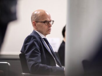 Raportti. Kansliapäällikkö Martti Hetemäen johtaman työryhmän raportti julkistettiin. Hallitus odotti raporttia linjatakseen rajoitusten purkamisesta. LAURI HEIKKINEN