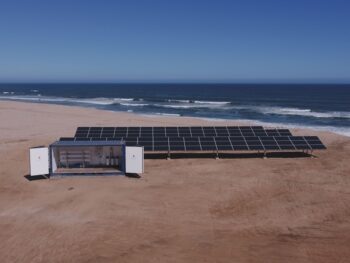 Juomakelpoista. Laitekuva Namibiasta, jossa Solar Water Solutionsin laitteisto tekee Atlantin valtamerestä juomavettä aurinkovoimalla.Kuva: Solar Water Solutions
