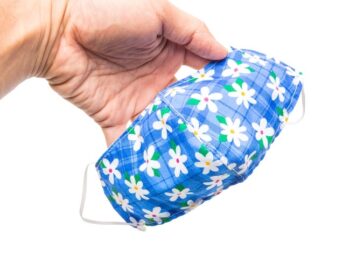 Suojaus. Maskien käyttö saattaa hillitä koronaviruksen leviämistä.
