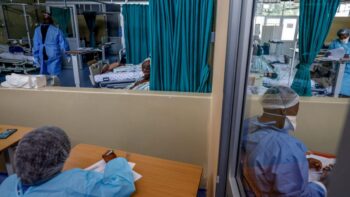 Koronapotilaiden osasto Etelä-Afrikan Tembisassa 2. maaliskuuta. / LEHTIKUVA / AFP Guillem Sartorio