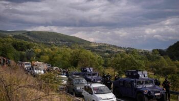 Kosovon poliisin erikoisjoukkoja rajan lähellä 20. syyskuuta. / LEHTIKUVA / AFP / Armend Nimani