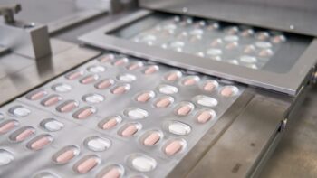 Pfizerin koronalääkettä laboratoriossa Saksassa. / LEHTIKUVA / AFP