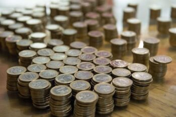 Omaisuus voi olla pankissa paremmassa turvassa kuin kotona patjan välissä. [Pasi Liesimaa/IL]